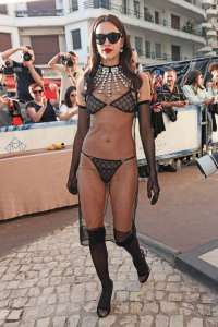 Irina Shayk ne porte rien d’autre que de la lingerie sur le tapis rouge de Cannes