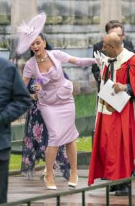 Katy Perry trébuche au couronnement, évite la chute : photo