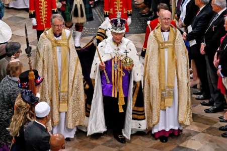 Comment le roi Charles III a modernisé sa tenue de couronnement : détails