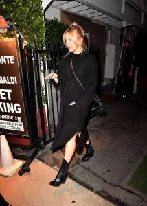 Kate Hudson s’habille en noir pour manger