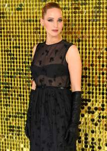 Jennifer Lawrence devient gothique glamour à la première de “No Hard Feelings”
