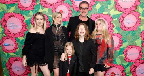 Tori Spelling et Dean McDermott posent avec des enfants au gala : photos