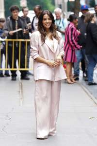 Eva Longoria porte un ensemble de costume rose – Get the Look