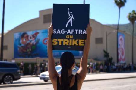 La présidente de la SAG-AFTRA, Fran Drescher, salue l’accord « historique » du syndicat