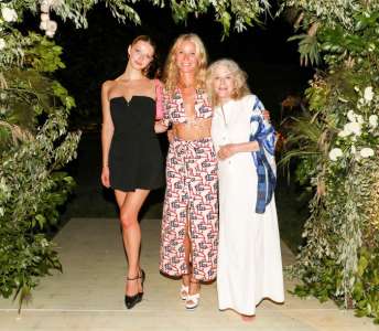 Gwyneth Paltrow pose avec Blythe Danner, sa fille Apple dans les Hamptons