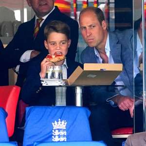 Le prince George savoure une pizza avec le prince William au match de cricket : photos
