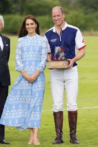 Kate Middleton donne un baiser au prince William après sa victoire au polo : photos
