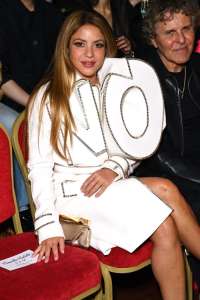 Shakira fait une déclaration cryptique dans un manteau “NON” à la Fashion Week