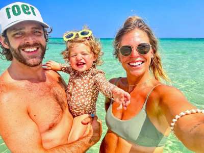 Thomas Rhett pose torse nu le jour de la plage avec sa femme et sa fille