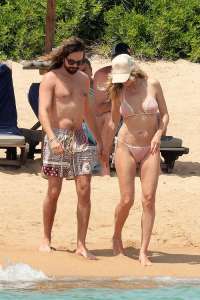 Heidi Klum tue dans un bikini au crochet pendant ses vacances en Italie