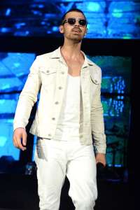 Joe Jonas s’est une fois fait caca sur scène en pantalon blanc