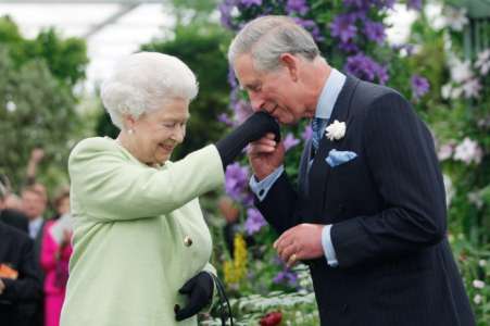 Le roi Charles III rend hommage à la défunte reine Elizabeth II à l’occasion de son anniversaire de décès