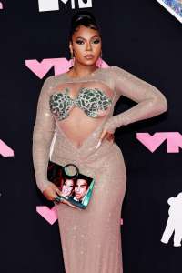 Ashanti porte un sac à main avec le visage de Nelly dessus aux MTV VMA 2023