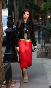 Emily Ratajkowski est ravissante dans une jupe pull rouge