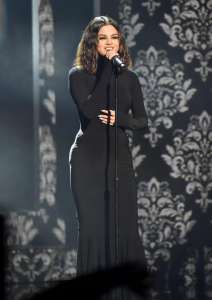 Selena Gomez surprend ses fans avec une performance live au concert de Coldplay