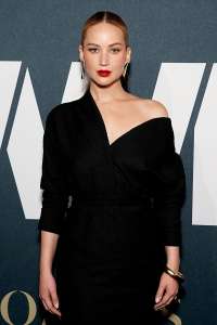 Jennifer Lawrence est glamour en robe noire aux WWD Honors