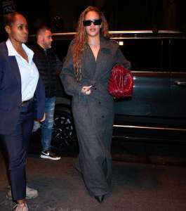 Rihanna porte un élégant manteau portefeuille et une pochette surdimensionnée à New York