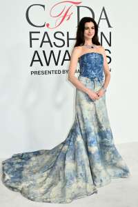 Anne Hathaway porte 2 looks différents aux CFDA Awards 2023
