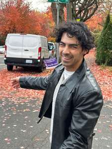 Joe Jonas embrasse son ère de garçon d’automne dans Fall Photo Dump