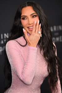Kim Kardashian révèle qu’elle s’est fait tatouer en secret – à l’intérieur de sa lèvre