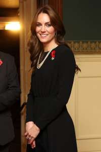 Kate Middleton rend hommage à la reine Elizabeth le jour du Souvenir avec des perles