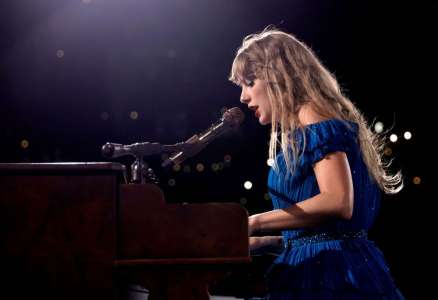 Taylor Swift plaisante sur le fait d’être une sorcière après le camée “Eras Tour” de Plane