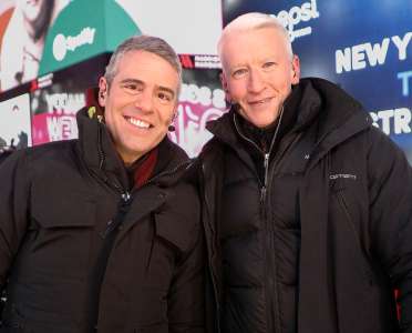 Andy Cohen et Anderson Cooper boivent à l'émission du réveillon du Nouvel An 2024 de CNN