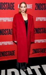 Jennifer Lawrence porte un manteau rouge festif pour “Appropriate” de Broadway