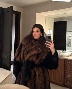 Les fans de Kendall Jenner sont contrariés qu'elle porte une fourrure à 27 000 $ à Aspen