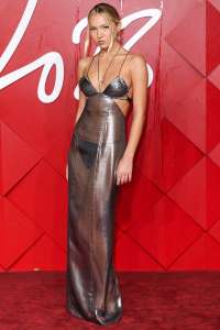 Lila Moss rend hommage à sa maman Kate Moss avec une robe transparente aux Fashion Awards