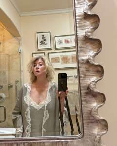 Martha Stewart montre sa « belle » chemise de nuit dans un selfie sensuel