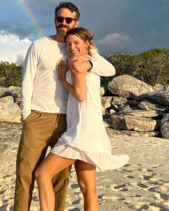Ryan Reynolds et Blake Lively posent pour une photo romantique sur la plage