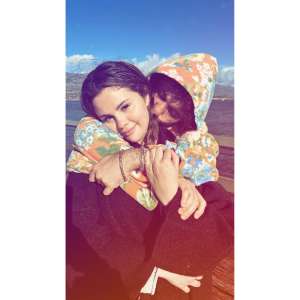 Selena Gomez fait un câlin à son petit ami Benny Blanco lors d'un rendez-vous en bord de mer
