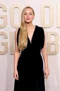Jennifer Lawrence fait vibrer un ensemble entièrement noir aux Golden Globes 2024