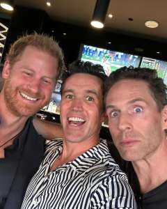 Rob McElhenney sourit en selfie avec le prince Harry et Glenn Howerton