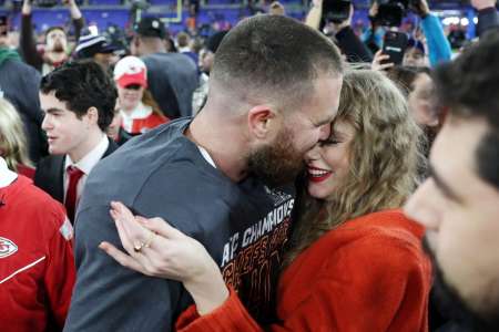 Taylor Swift embrasse Travis Kelce après que les Chiefs aient remporté une place pour le Super Bowl