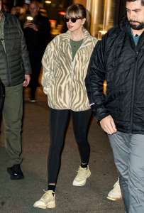 Taylor Swift s'habille de façon décontractée dans une veste floue à imprimé zèbre lors d'une promenade à New York