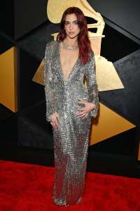 Dua Lipa brille dans une robe argentée plongeante aux Grammys 2024