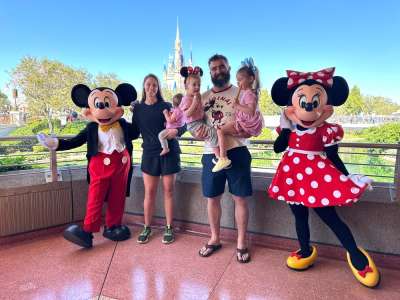 Jason Kelce et Kylie Kelce visitent Disney World avec des enfants