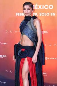 Zendaya a l'air astucieuse dans une robe portefeuille lors de la promotion de “Dune” au Mexique