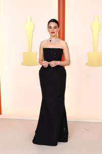 Jenny Slate révèle qu'elle a fendu sa robe aux Oscars 2023