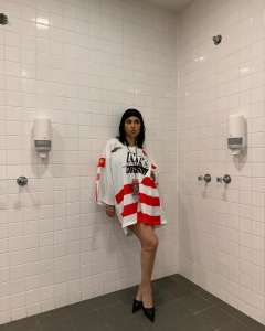 Kourtney Kardashian porte un maillot de hockey comme robe au spectacle Blink-182