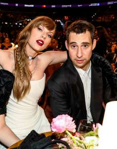 Taylor Swift plaisante avec Jack Antonoff aux Grammy Awards 2024