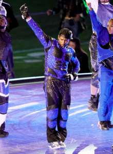 Usher collabore avec Off-White pour créer une tenue éblouissante pour le Super Bowl