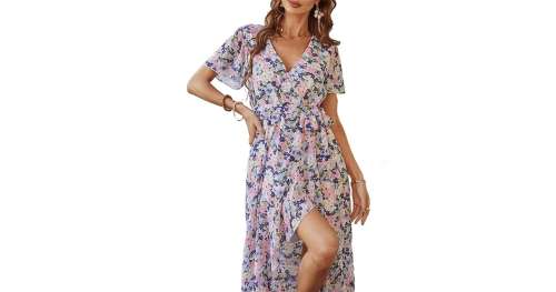 Cette robe portefeuille à fleurs « confortable » coûte seulement 48 $ sur Amazon
