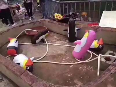 Des pingouins en plastique pour l’inauguration du zoo de Yulin